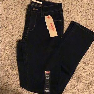 NWT Levi’s Dark Wash MidRise Skinny Jeans